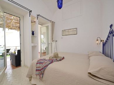 Private villa sleeps 6 in Praiano with pool by the Sea